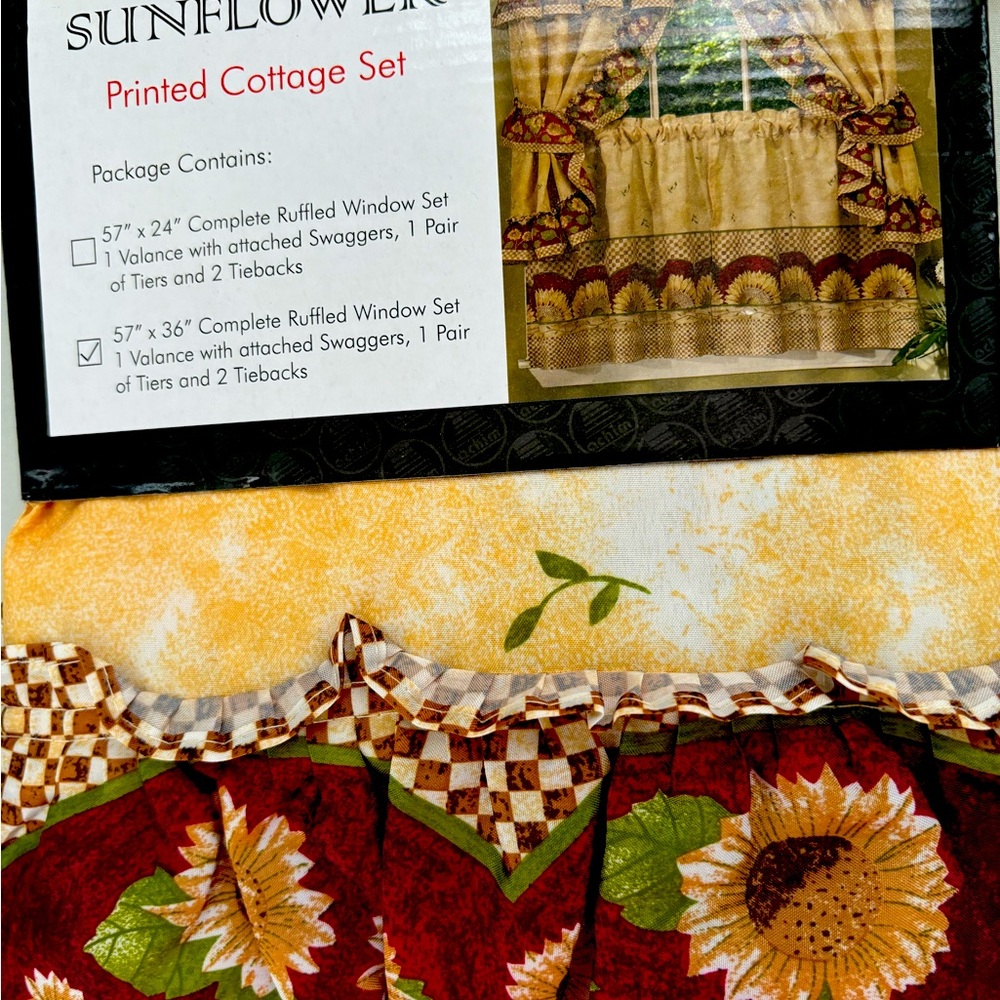 NWT ,Set of curtains complete by a kitchen. Is new and very beatifull .